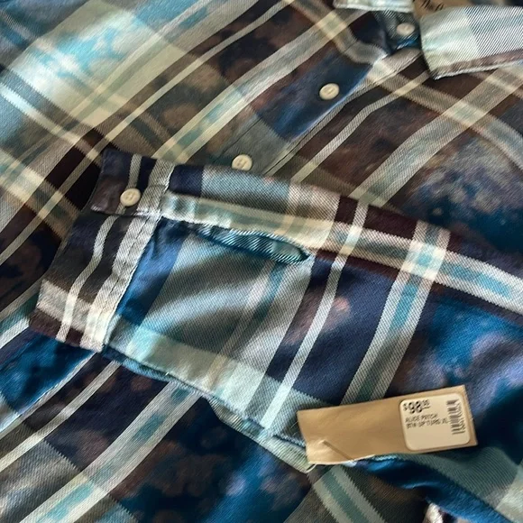 Plaid button up shirt with “Alice“ patch on back. Brand new/tag still atrached! - Picture 4 of 7